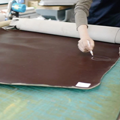 中村鞄ランドセルの牛革の選別