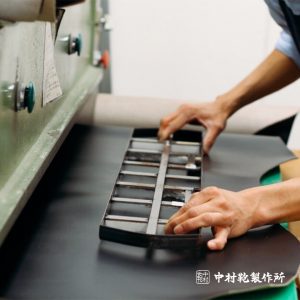 中村鞄製作所の革の裁断